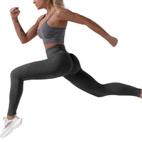 Frau in grauem Sport-BH und Leggings beim Laufen, Fitnessmode, Sportbekleidung, Aktivität.