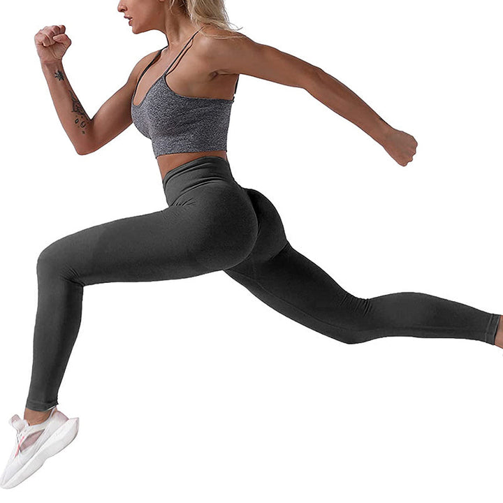 Frau in grauem Sport-BH und Leggings beim Laufen, Fitnessmode, Sportbekleidung, Aktivität.