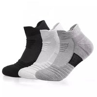 Drei Paar Sportsocken, schwarz, weiß, grau, atmungsaktiv, rutschfest, Unisex.