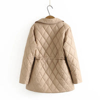 Beige gesteppter Damenmantel, wattiert, modisch, warm, Winterbekleidung, Rückansicht.