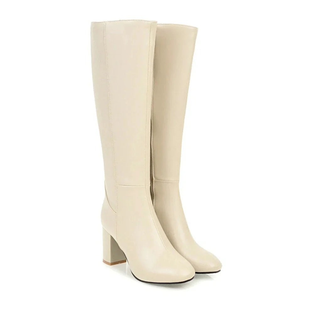 Beige Damenstiefel mit Blockabsatz, elegantes Design, weiches Material, Reißverschluss.