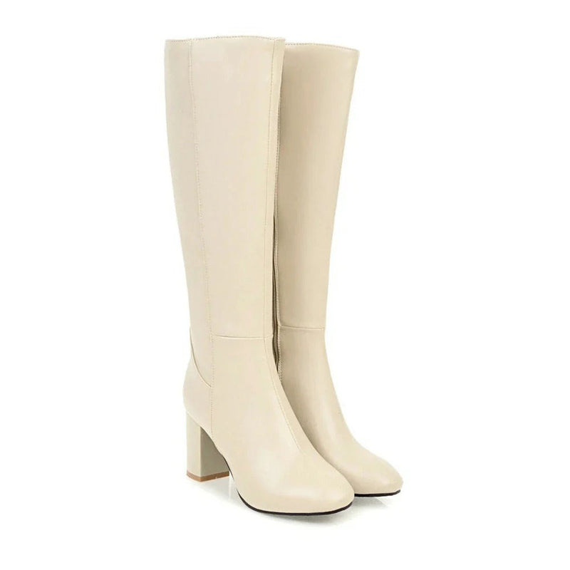 Beige Damenstiefel mit Blockabsatz, elegantes Design, weiches Material, Reißverschluss.