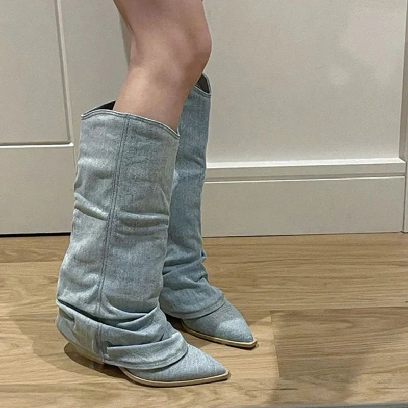 Damen Stiefel, hellblau, Denim, kniehoch, spitz zulaufend, modisch, Holzfußboden.