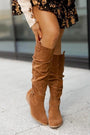 Braune Wildlederstiefel mit spitzer Zehe, Damenmode, Herbstoutfit, kniehoch, elegant.