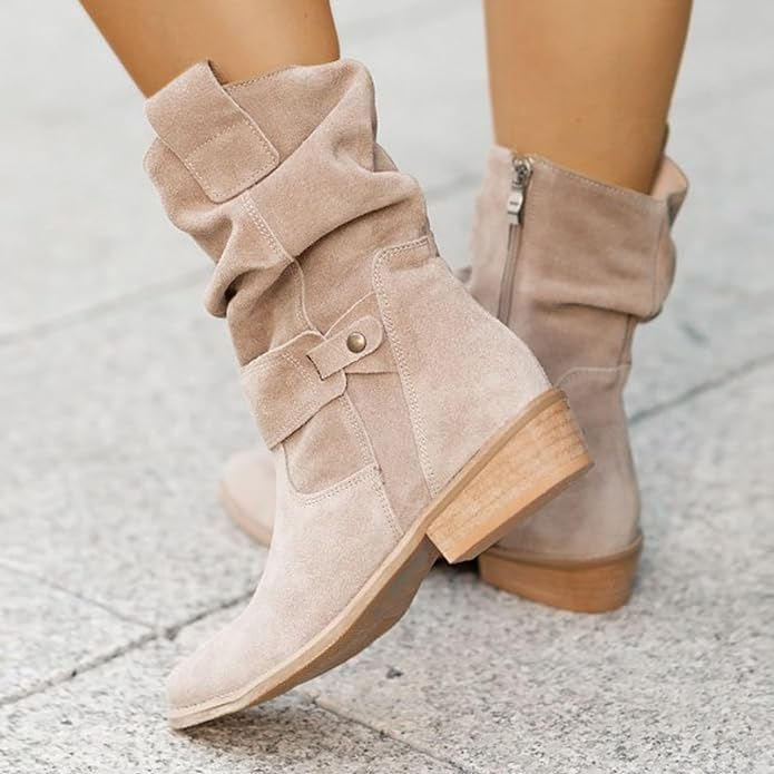Beige Wildleder-Stiefeletten mit Holzabsatz, Damenmode, Herbstschuhe, lässiger Stil.