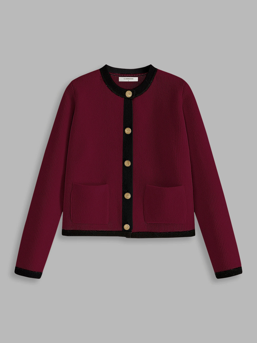 Bordeauxrote Strickjacke mit schwarzen Details und goldenen Knöpfen, Damenmode, elegant.