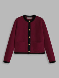 Bordeauxrote Strickjacke mit schwarzen Details und goldenen Knöpfen, Damenmode, elegant.