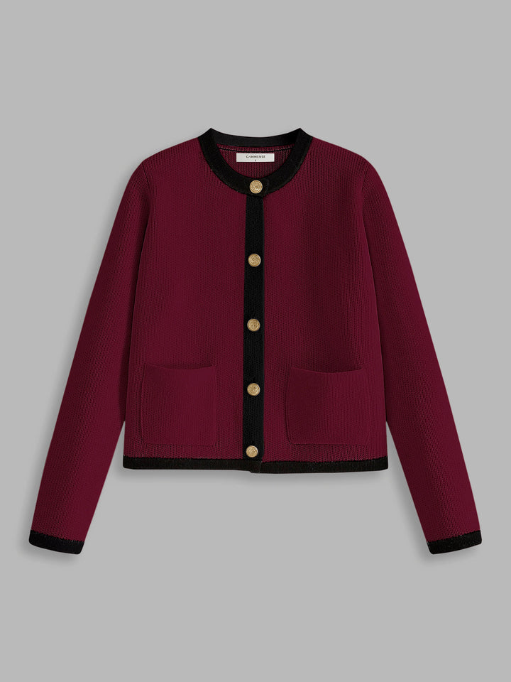 Bordeauxrote Strickjacke mit schwarzen Details und goldenen Knöpfen, Damenmode, elegant.