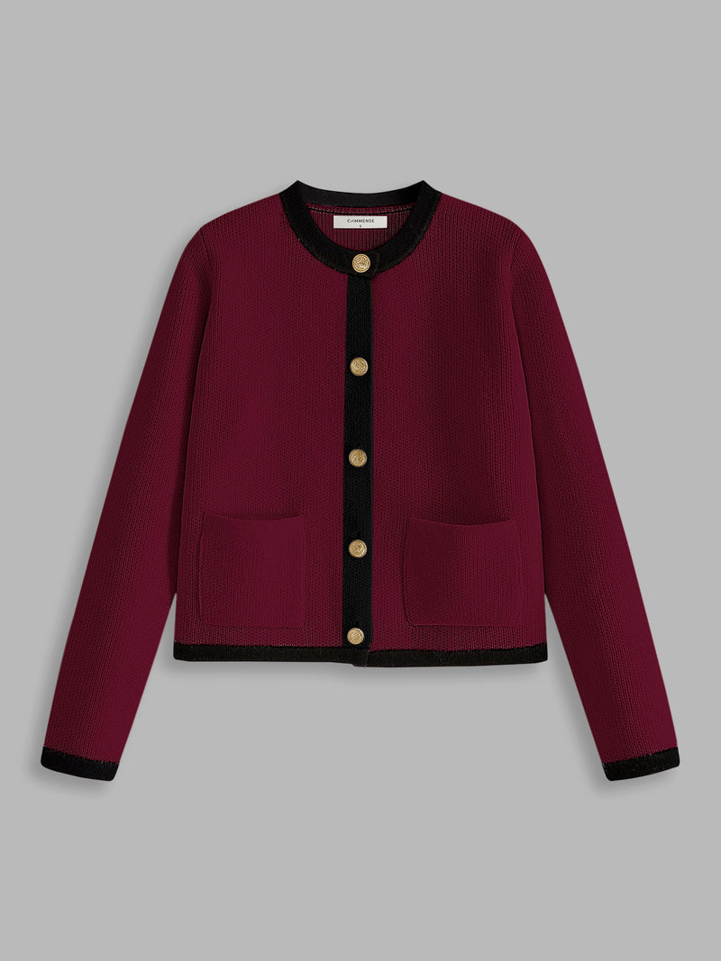 Bordeauxrote Strickjacke mit schwarzen Details und goldenen Knöpfen, Damenmode, elegant.