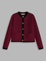 Bordeauxrote Strickjacke mit schwarzen Details und goldenen Knöpfen, Damenmode, elegant.