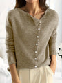 Damen Strickjacke beige, V-Ausschnitt, Knopfleiste, weiches Material, modisch, elegant.