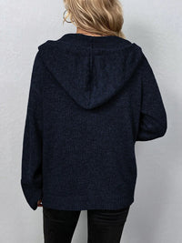 Damen Kapuzenpullover, dunkelblau, Strick, lässig, warm, modisch, Herbstmode, Rückansicht.