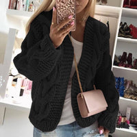 Frau in schwarzem Strickpullover, rosa Handtasche, Selfie, Mode, gemütlicher Look.