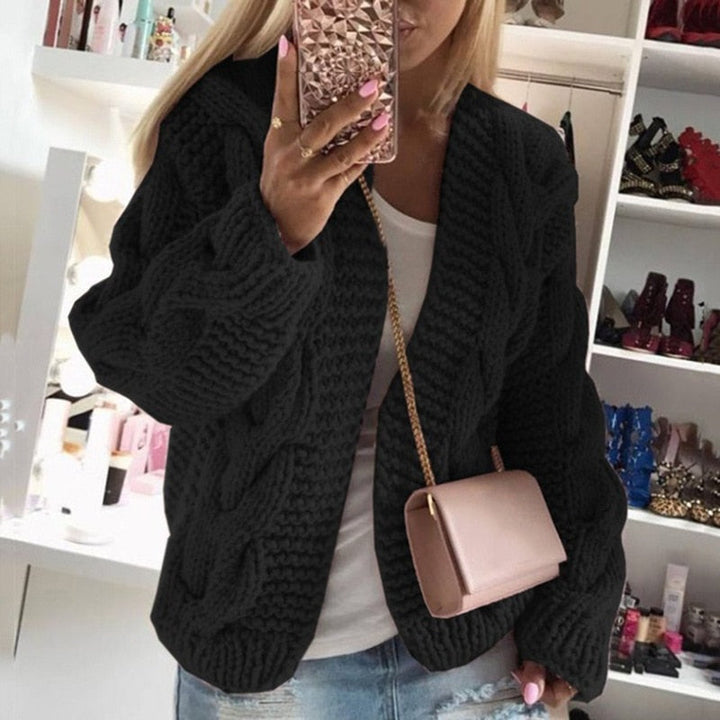 Frau in schwarzem Strickpullover, rosa Handtasche, Selfie, Mode, gemütlicher Look.
