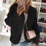 Frau in schwarzem Strickpullover, rosa Handtasche, Selfie, Mode, gemütlicher Look.