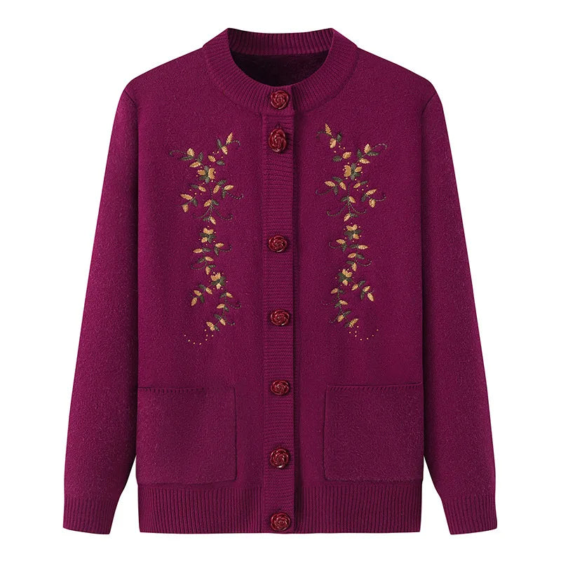 Damen Strickjacke lila, Blumenmuster, Knöpfe, Taschen, Herbstmode, gemütlich, elegant.