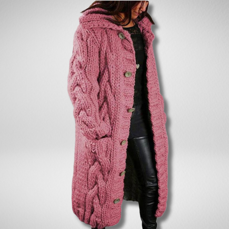 Frau in rosa Strickmantel mit Zopfmuster, Kapuze und Knöpfen, modisch, warm, Winterkleidung.