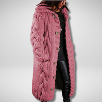 Frau in rosa Strickmantel mit Zopfmuster, Kapuze und Knöpfen, modisch, warm, Winterkleidung.