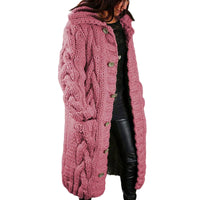 Frau in rosa Strickmantel mit Zopfmuster, Knöpfen, Kapuze, Wintermode, Damenbekleidung.