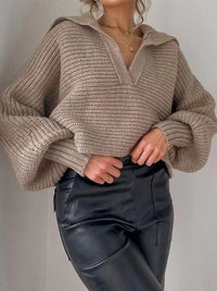 Frau in beigem Strickpullover und schwarzer Lederhose, modisch, elegant, Herbstmode.