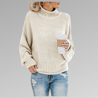 Frau in cremefarbenem Strickpullover mit Kaffeebecher, lässige Mode, Herbstoutfit.