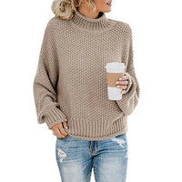 Frau in beigem Strickpullover mit Kaffeebecher, lässige Mode, Herbstoutfit, Damenbekleidung.
