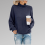 Frau in blauem Strickpullover mit Kaffeebecher, lässige Mode, Herbstoutfit, Jeans.