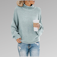 Frau in hellblauem Strickpullover mit Kaffeebecher, lässige Mode, Herbstoutfit, Damenbekleidung.