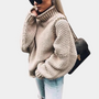 Frau in khaki Strickpullover, Rollkragen, Sonnenbrille, schwarze Tasche, lässiger Stil.