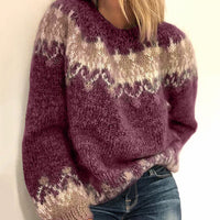 Frau trägt lila Mohair-Pullover mit Jacquardmuster, Herbstmode 2023, warme Damenbekleidung.