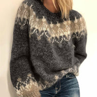 Frau in grauem Mohair-Strickpullover mit Jacquardmuster, Herbst Winter Mode 2023.