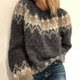 Frau in grauem Mohair-Strickpullover mit Jacquardmuster, Herbst Winter Mode 2023.