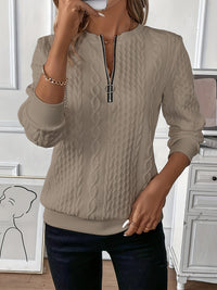 Damen Strickpullover beige, Zopfmuster, Reißverschluss, modisch, Herbstmode, lässig, elegant.