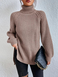 Frau in beigem Strickpullover mit Rollkragen, schwarze Tasche, modisch, Herbstmode.