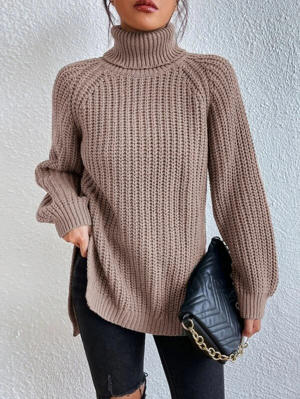 Frau in beigem Strickpullover mit Rollkragen, schwarze Tasche, modisch, Herbstmode.