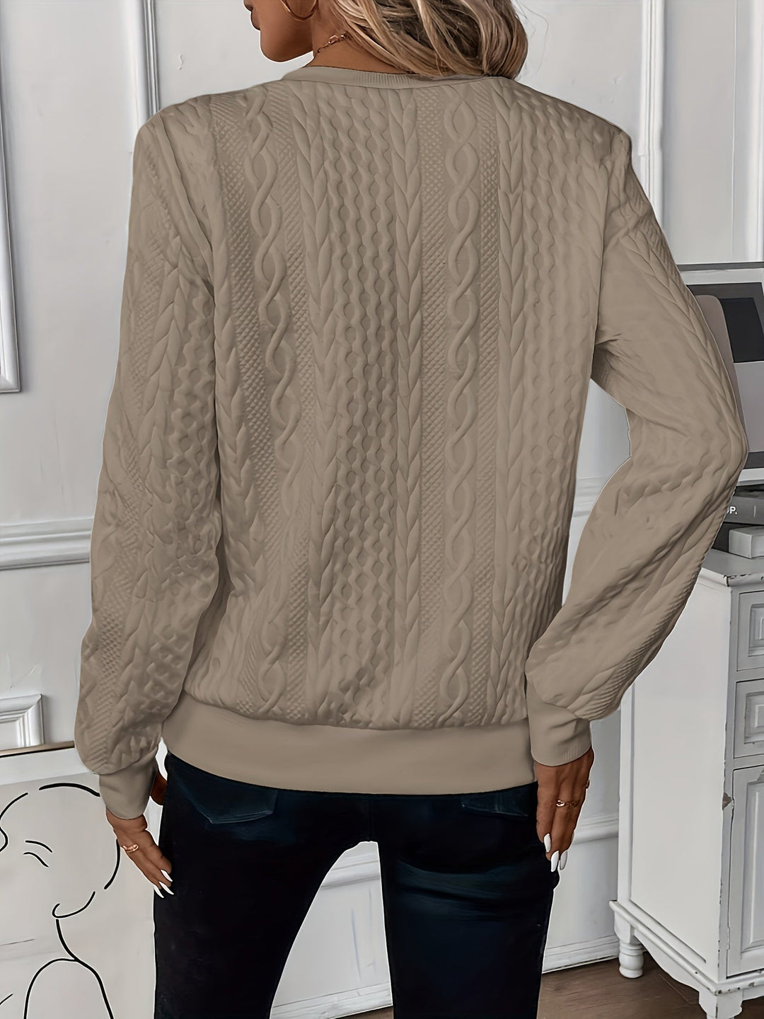 Damen Strickpullover beige, Zopfmuster, langärmelig, modisch, gemütlich, Herbstmode.