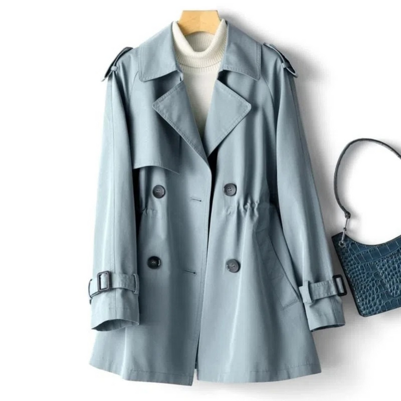 Damen-Trenchcoat blau, doppelte Knopfleiste, Gürtel, Herbstmode, eleganter Mantel.