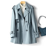 Damen-Trenchcoat blau, doppelte Knopfleiste, Gürtel, Herbstmode, eleganter Mantel.