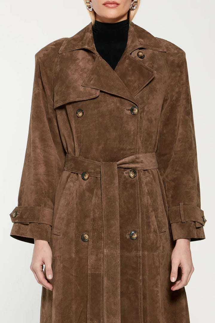Brauner Damen-Trenchcoat aus Wildleder, doppelreihig, Gürtel, Herbstmode, elegant.