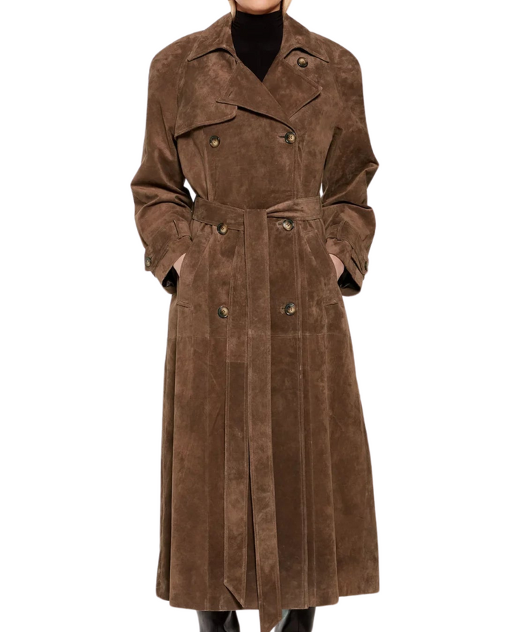 Brauner Wildleder-Trenchcoat, doppelte Knopfleiste, Gürtel, Damenmode, Herbstbekleidung.