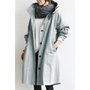 Damen-Trenchcoat grau, lang, mit Knöpfen, modisch, Herbstmode, lässig, stilvoll.
