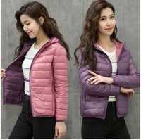 Frau in rosa und lila Daunenjacke, gestreiftes Shirt, lässiger Look, Mode für Damen.