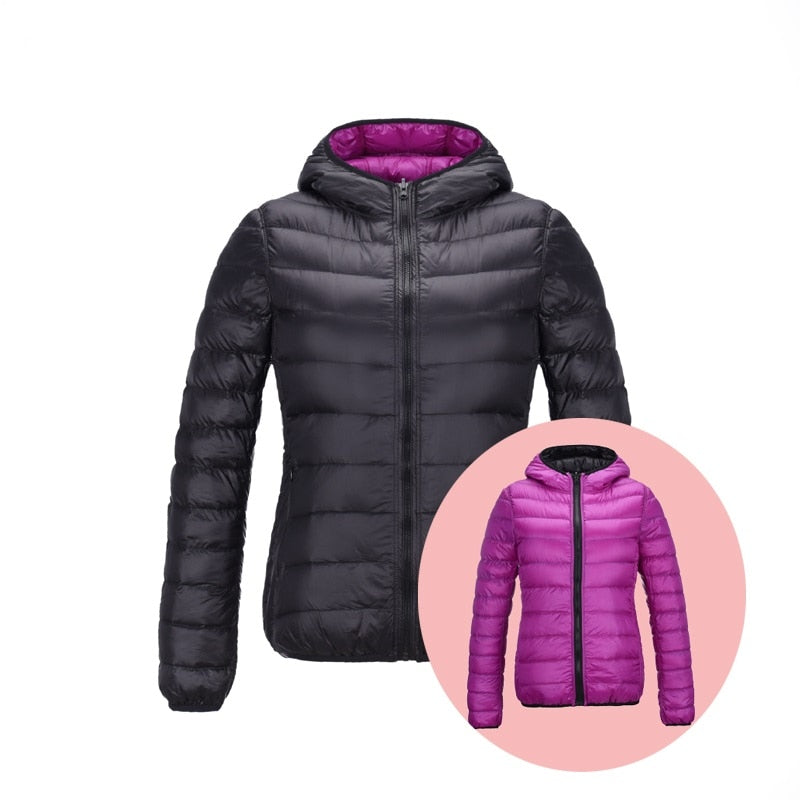 Schwarze Daunenjacke mit Kapuze, lila Innenfutter, leicht, warm, Outdoor-Bekleidung.