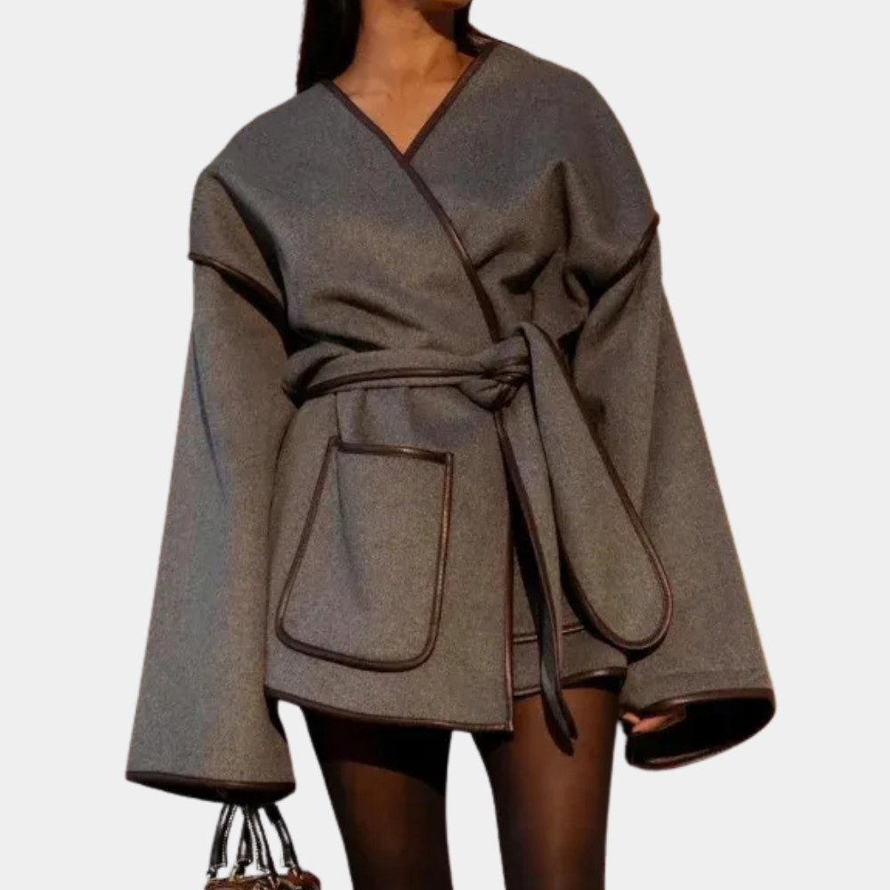 Frau in grauem Wollmantel mit Gürtel und Taschen, modisch, elegant, Herbstmode.