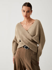 Frau in beigem Strickpullover und brauner Hose, modisch, elegant, Herbstmode, Damenbekleidung.