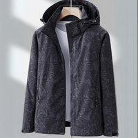 Dunkelgraue Herren-Windjacke mit Kapuze, wasserabweisend, Outdoor-Bekleidung, floral gemustert.