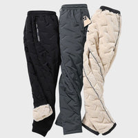 Drei gefütterte Jogginghosen, schwarz, grau, beige, warm, Wintermode, Herrenbekleidung.