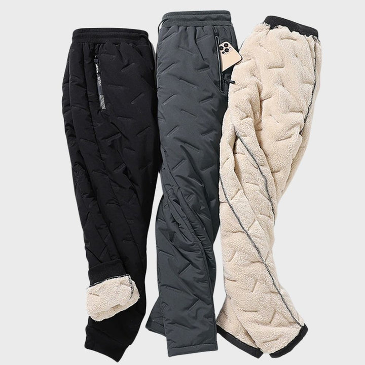 Drei gefütterte Jogginghosen, schwarz, grau, beige, warm, Wintermode, Herrenbekleidung.
