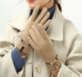 Damenhandschuhe beige Wildleder, Kettendetails, Wintermode Accessoire, elegant und warm.