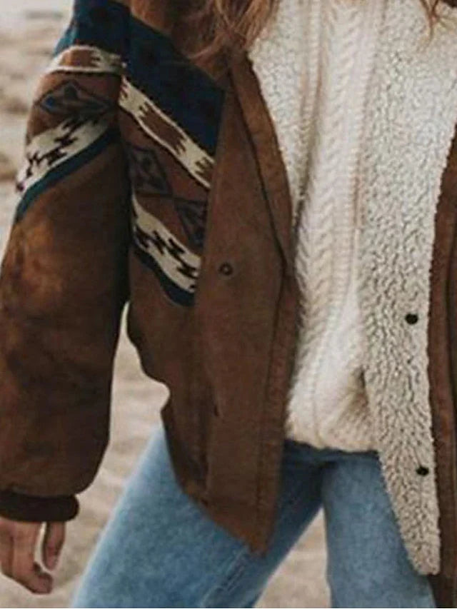 Braune Wildlederjacke mit Ethnomuster, weißem Strickpullover, blaue Jeans, Damenmode.